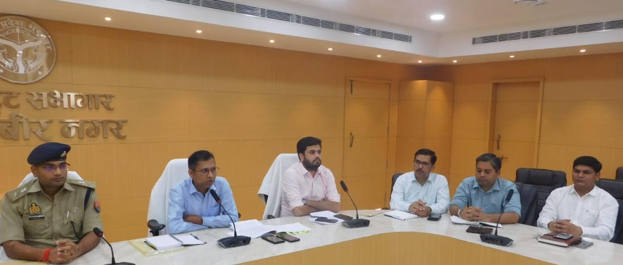 इंटरनेट की अफवाहों से बचे:अमन चैन भाई-चारें के साथ मनाएं पर्व,कोविड का करें पालन:डीएम