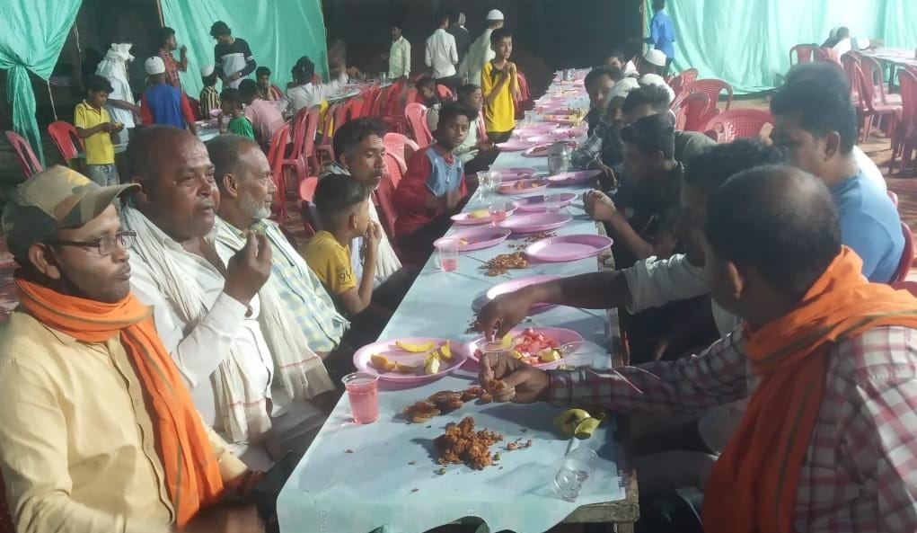 इफ्तार पार्टी में रोजेदारों ने मांगी अमन चैन की दुआएं