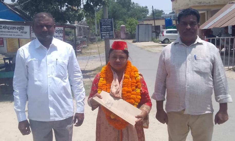 हैसर-धनघटा नगर पंचायत अध्यक्ष: सपा से मनीषा पासवान और बसपा से विद्यावती ने भरा पर्चा विकास का वादा