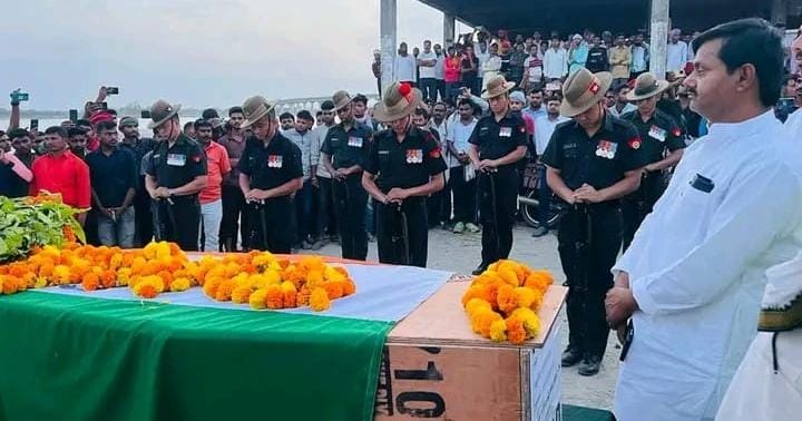 सेना के जवान की हृदय गति रूकने से मौत:निकली अंतिम यात्रा बिड़हर घाट पर दी गई सलामी
