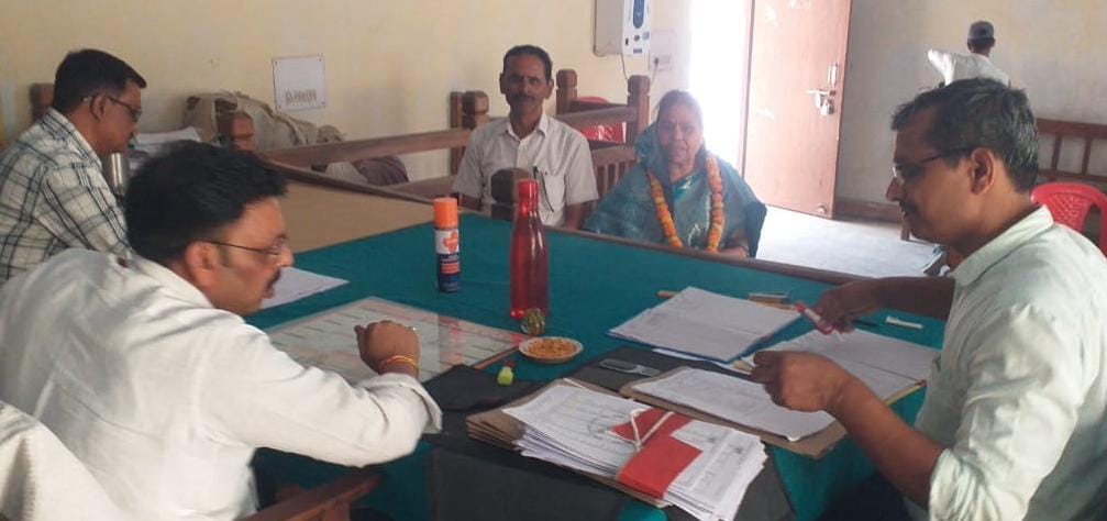 नगर निकाय निर्वाचन:अध्यक्ष पद के लिए निर्दलीय प्रत्याशी के रूप में ज्ञानमती ने नामांकन दाखिल किया