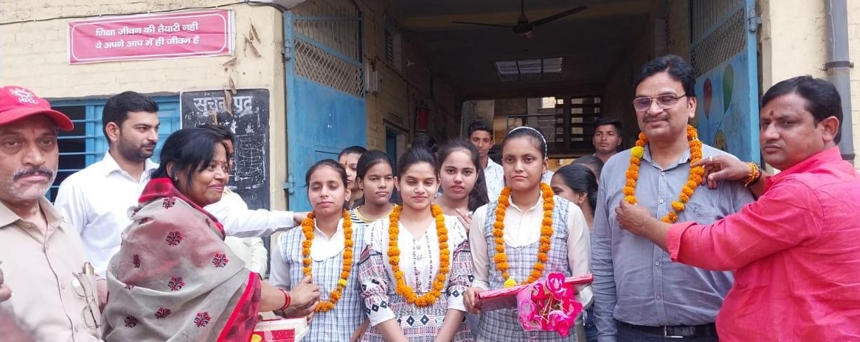 औरैया जिले में सातवां स्थान पाने वाली दीक्षा की गई सम्मानित