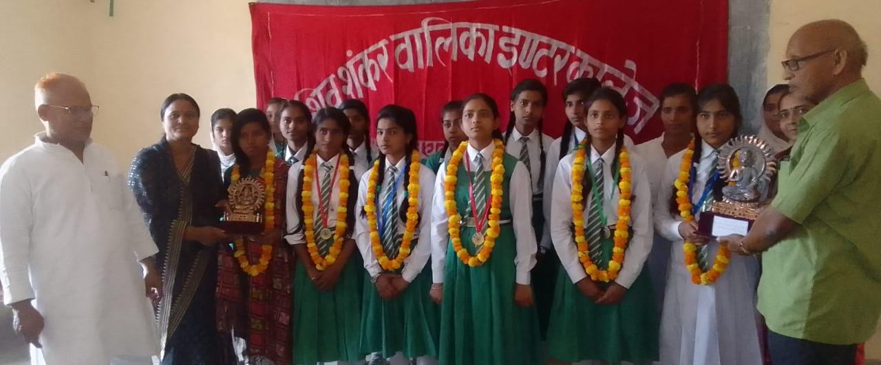 यूपी बोर्ड शत प्रतिशत रहा परिणाम:मेंहनत ही उच्च शिखर पर लाती,मेधावियों को मेडल देकर किया सम्मानित