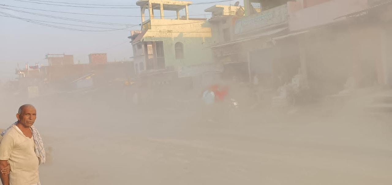 राम जानकी मार्ग पर धूल उड़ने से परेशनी:शनिचरा बाजार के व्यापारियों ने हंगामा कर प्रदर्शन किया