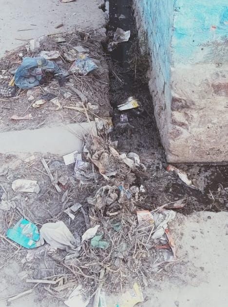 गांव कटार जोत में नही आता सफाई कर्मी:नालियां चौक,गंदगी का अंबार,संक्रामक रोग की आशंका