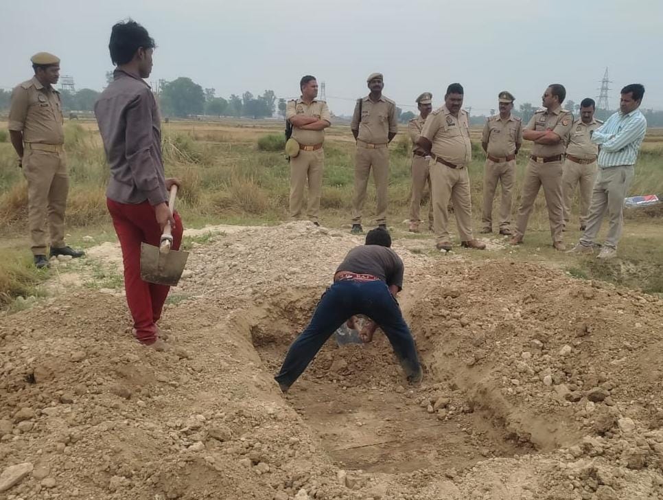 संत कबीरनगर के महुली थाना क्षेत्र:डीएम के आदेश पर नौ माह बाद कब्र से महिला का शव निकाला गया बाहर