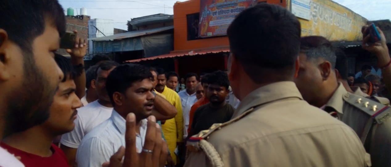 विधुत अवर अभियंता विवाद :उग्र हुए व्यापारी दो घण्टें रोड़ जाम,पीड़ित के पिता की ह्रदय गति रुकने से मौत,पुलिस के आश्वासन पर खुला जाम