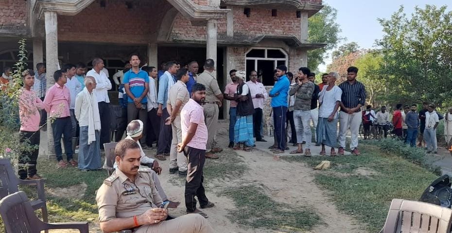 महुली थाना क्षेत्र:संदिग्ध हालातों में महिला की मौत, इज्जतघर में जला मिला शव