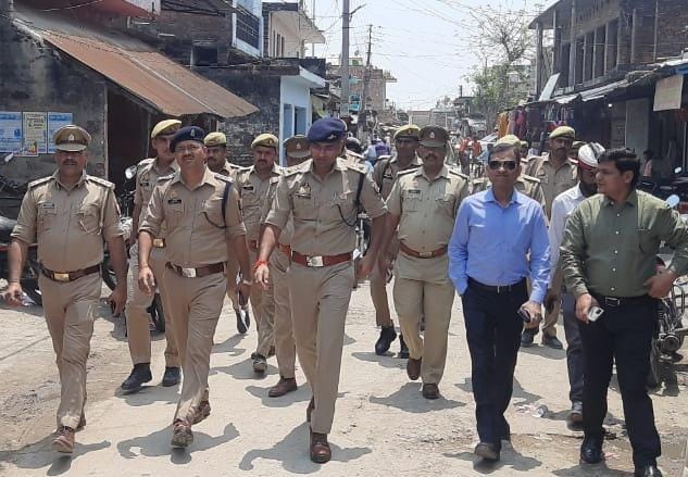 नगर पंचायत धनघटा हैसर और हरिहरपुर:डीएम और एसपी ने पैदल मार्च कर भयमुक्त वातावरण में मतदान करने की अपील,बूथों का मुआयना
