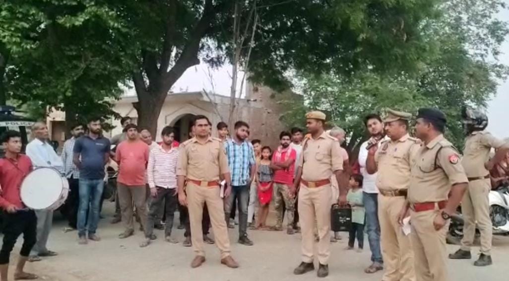 जिला मजिस्ट्रेट के आदेश पर अजीतमल पुलिस ने जिलाबदर को 6 माह के लिए गांव में मुनादी कराकर जनपद से किया बाहर 