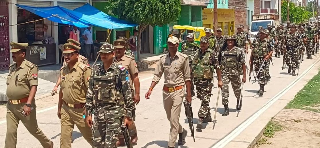 मतदाताओं को किया जागरूक:सशस्त्र बल के साथ पुलिस ने निकाला फ्लैग मार्च