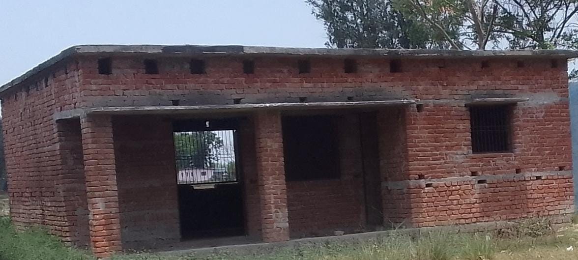 अधूरा पड़ा आंगनवाड़ी केंद्र और इज्जतघर बीडीओ ने दिए जांच के आदेश