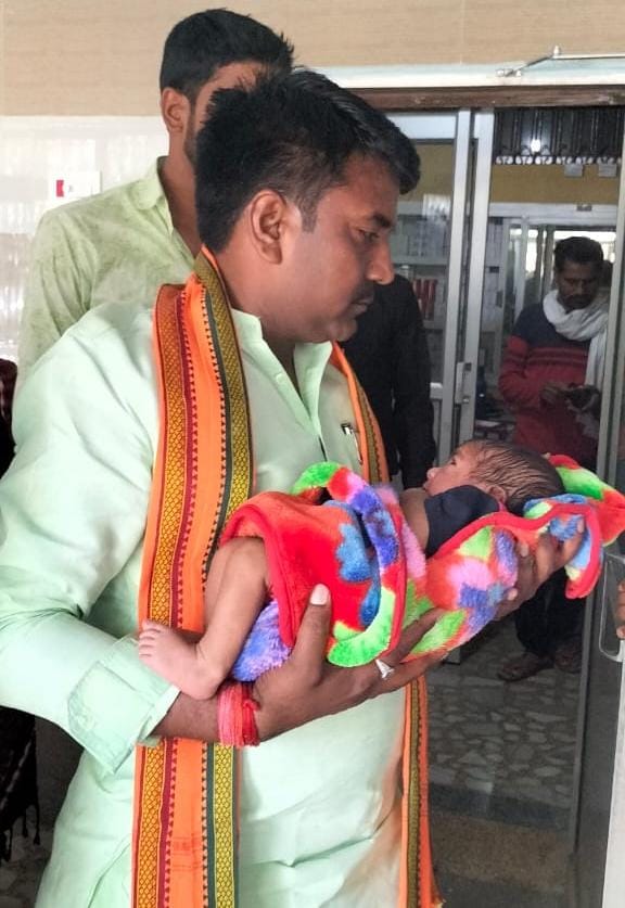 बाइक में साड़ी का पल्लू फंसा महिला मासूम को लेकर रोड़ पर गिरकर घायल:विधायक ने अस्पताल में कराया भर्ती