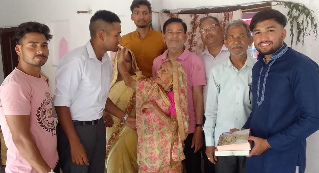 प्रशिक्षण प्राप्त कर गांव पहुंचे सीमा सुरक्षा बल दारोगा का हुआ स्वागत:वृद्ध दादी बोली नाती को देश सेवक के रूप में देख सपना पूरा