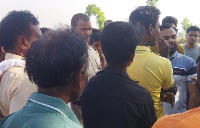 आम के पेड़ की डाल पर फांसी के फंदे पर लटकता मिला शव,पुलिस कर रही जांच