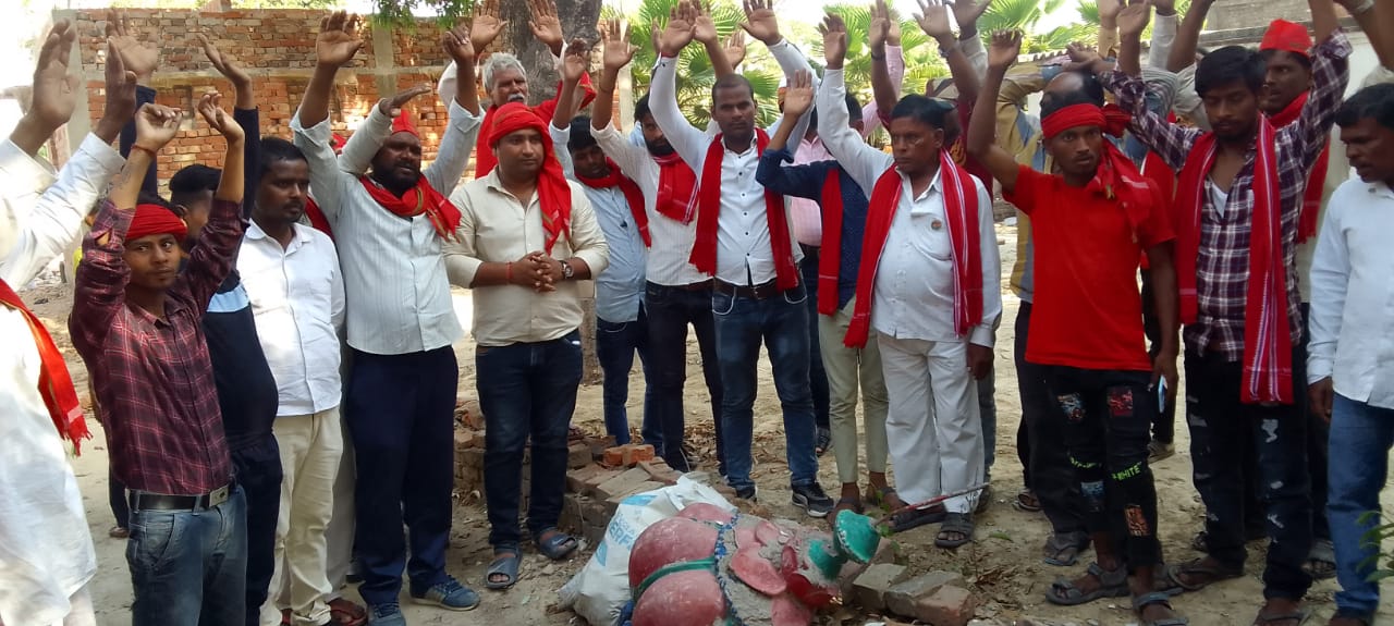 मंदिर तोड़कर इज्जतघर बनाने से नगरवासियों ने प्रदर्शन कर जताया विरोध,पुलिस करेंगी जांच