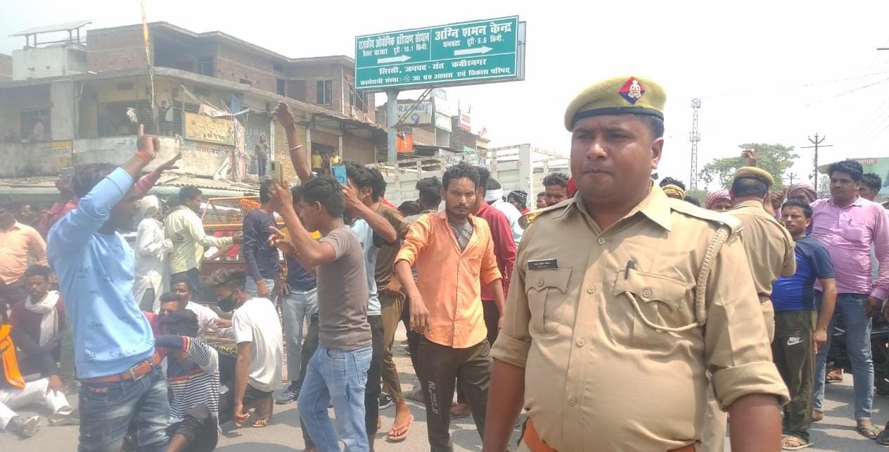 हकीमपुर में युवक की मौत मामला:आक्रोशितों ने रोड किया जाम 9 नामजदों समेत 50 अज्ञात के खिलाफ संगीन धाराओं में मुकदमा