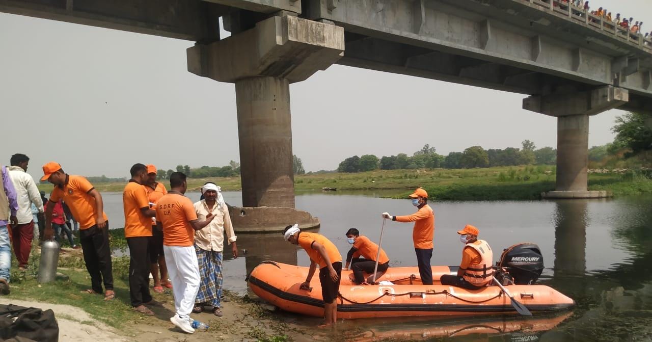 कुआनों नदी में कूदे युवक का शव पंद्रह घन्टें बाद एसडीआरएफ की टीम ने किया बरामद