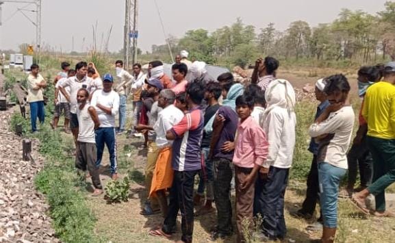बाइक,सुसाइड नोट छोड़:हावड़ा- जोधपुर एक्सप्रेस इंजन के आगे कूदकर युवक ने दी जान,पुलिस कर रही जांच