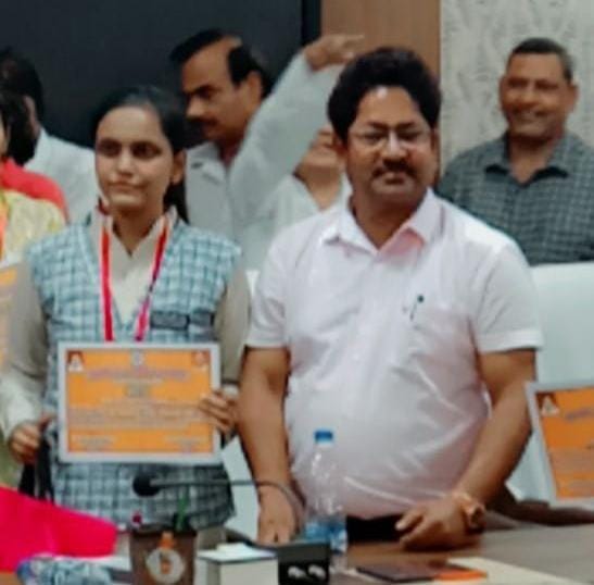 इंटर की टॉपर छात्रा दीक्षा को जिलाधिकारी ने किया सम्मानित