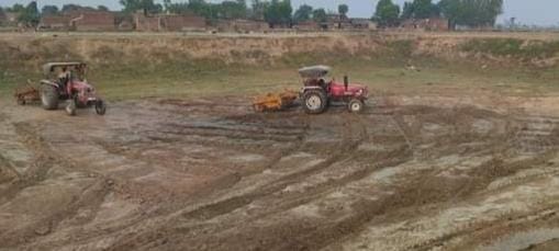 ट्रैक्टर से कराई जा रही पोखरे की खुदाई मनरेगा श्रमिकों में आक्रोश ,बीडीओ ने दिए जांच के आदेश