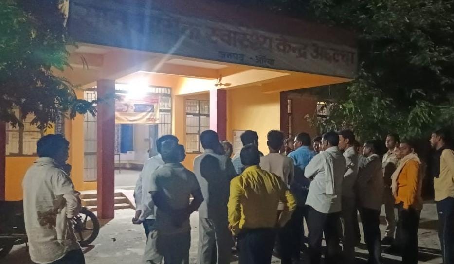 सड़क हादसे में पीडब्ल्यूडी कर्मी की मौत:डियूटी से घर जाते अज्ञात वाहन ने अछल्दा-बिधूना मार्ग पर मारी टक्कर