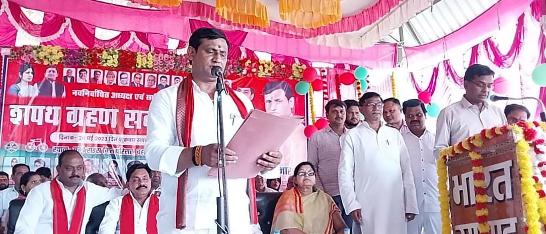 नगर पंचायत अछल्दा समारोह: मैं ‘भारत के संविधान प्रति सच्ची श्रद्धा और निष्ठा रखूंगा ‘ एसडीएम ने अध्यक्ष समेत दस सदस्यों को दिलाई शपथ