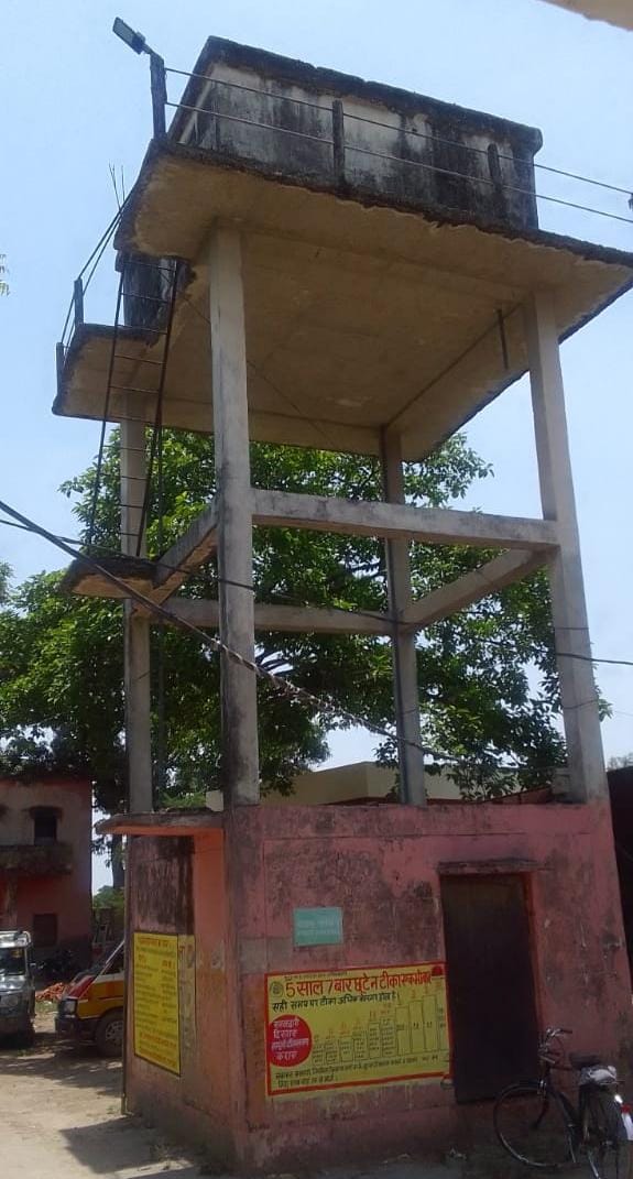 चार दशक से शनिचरा पीएचसी की सूखी पड़ी पानी की टंकी