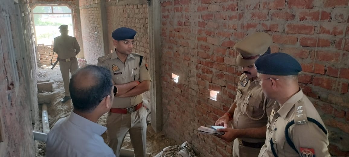 संदिग्ध परिस्थितियों में मौत:डीएम और एसपी ने परिजनों से की पूछताछ,दो शवों का पीएम,पुलिस कर रही पड़ताल