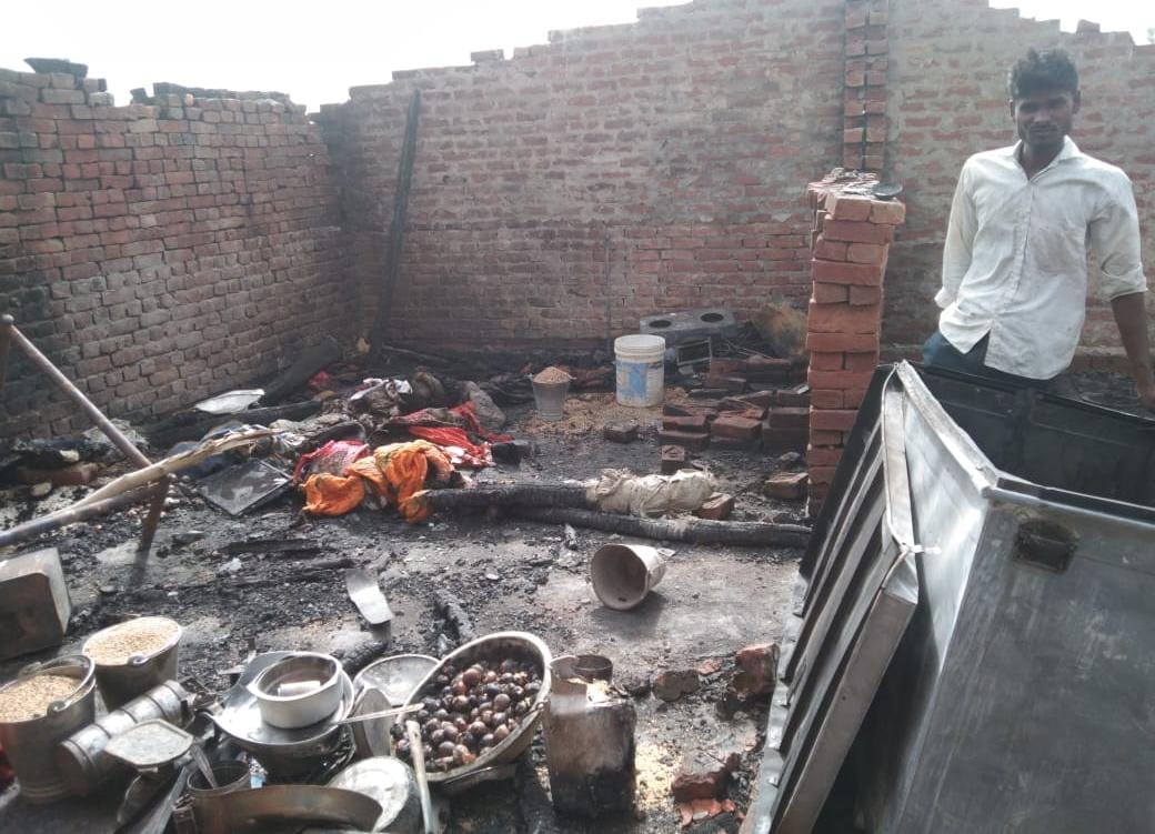 अचानक लगी आग आधा दर्जन रिहायशी छप्पर जलकर राख,नुकसान का जायजा लेने राजस्व टीम पहुंची