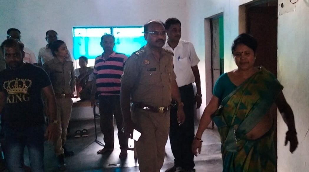 स्कूल स्टाफ की पिटाई कर बंधक बनाया,सीसीटीवी में घटना कैद पुलिस कर रही जांच