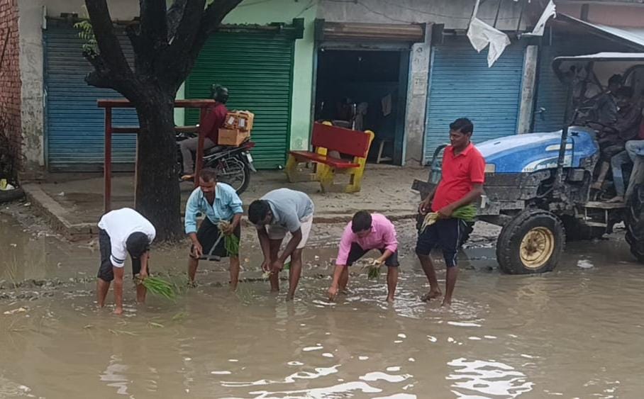 आक्रोशित ग्रामीणों ने सड़क पर धान की रोपाई,जलभराव को लेकर विरोध