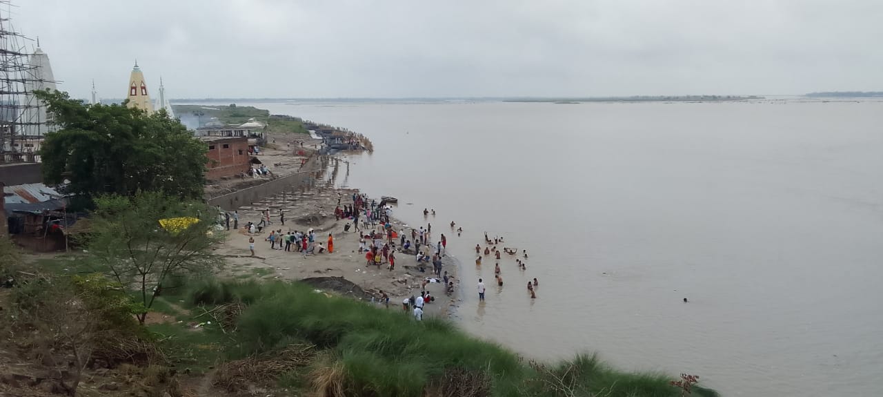 सरयू नदी का जलस्तर बढ़ने से दहशत में तटवासी:24 घंटे में 70 सेंटीमीटर दर्ज हुई बढ़त