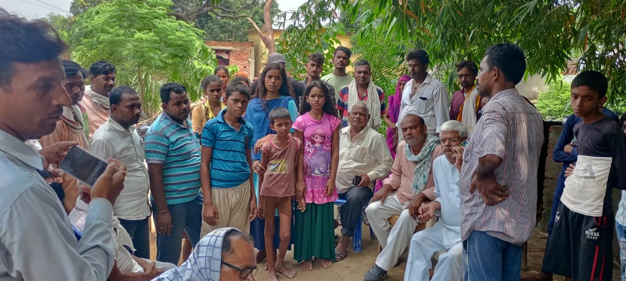 श्रमिक की हत्या पर विरोध:पूर्व विधायक ने परिजनों को बंधाया ढाढ़स