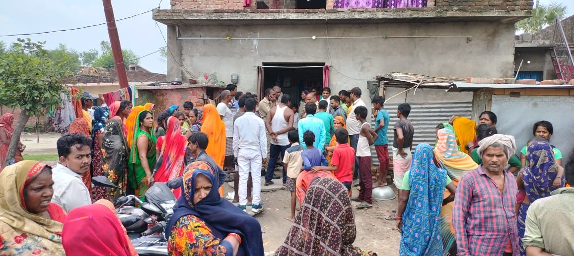 साड़ी के फंदे पर लटकता मिला महिला का शव,स्कूल से बच्चों के घर आने पर हुई जानकारी,पुलिस जुटी जांच में
