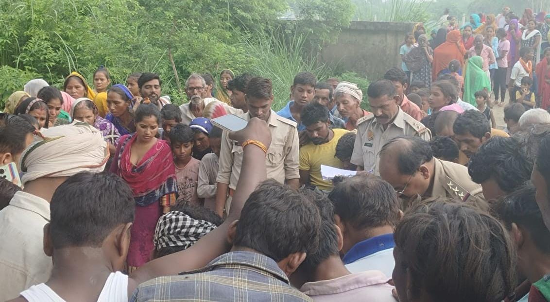 गोशाला से डियूटी कर घर के लिए बाइक से निकला था:अंगोछा से मुंह बंधे संविदा सफाई कर्मी का शव फंदे पर लटका मिला,चार टीम गठित