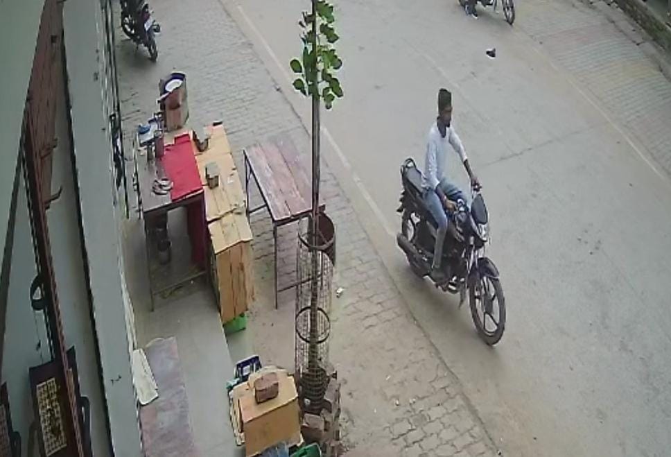 होटल से उठाई बाइक: चोर कैमरे में कैद,पुलिस तलाश में जुटी