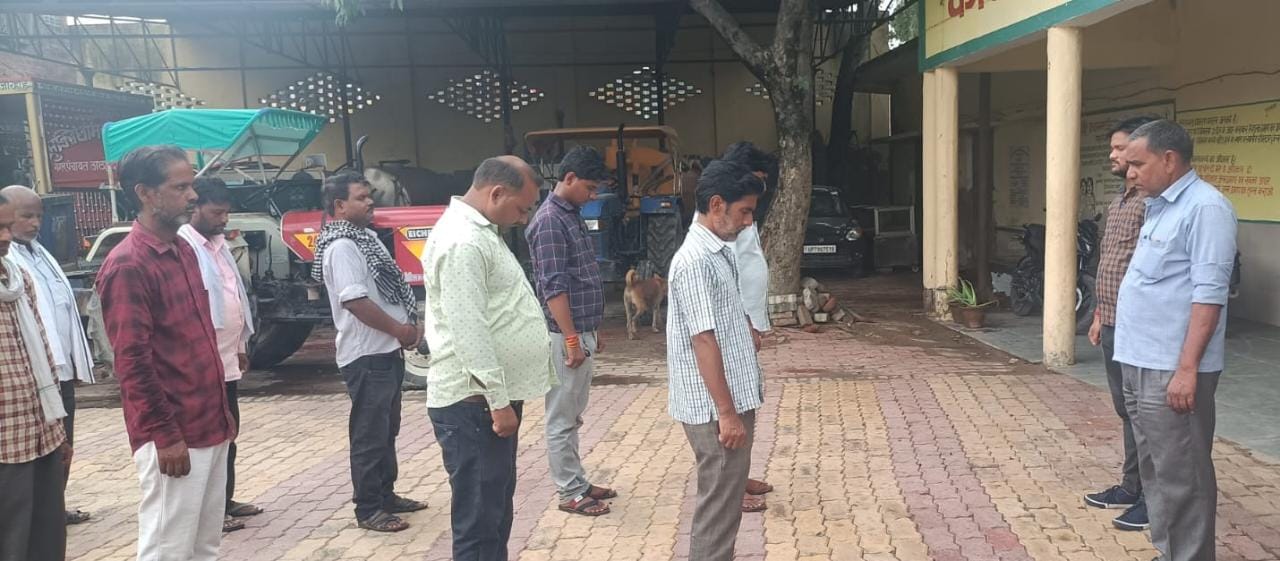 नपं अछल्दा के संविदा सफाई कर्मी की मौत पर शोक सभा