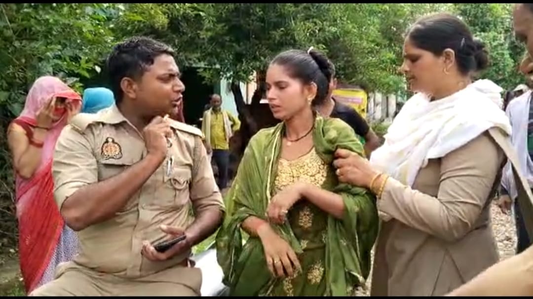पुलिस से न्याय न मिलने पर ट्रेंन से कटने रेल पटरी पर पहुंची युवती लोगो ने बचाया,पुलिस ले आई थाना