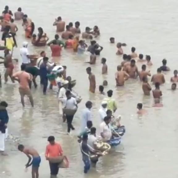 शिवालयों में जलाभिषेक:पवित्र सरयू में लगाई आस्था की डुबकी