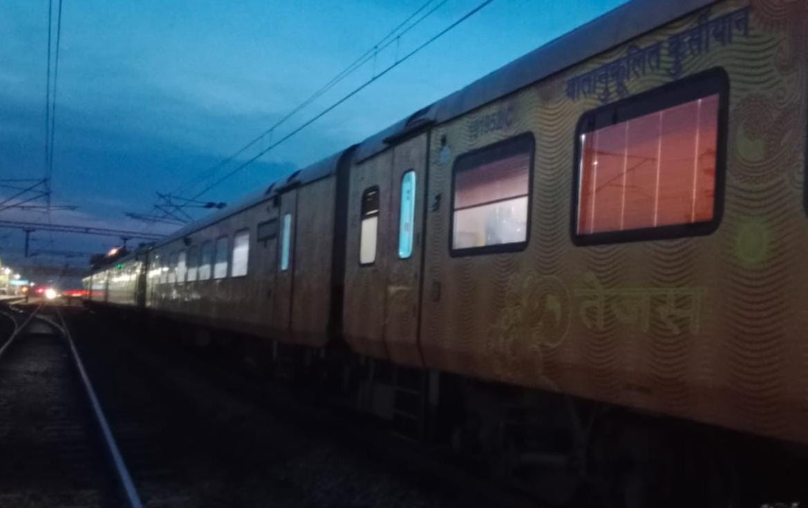 तेजस एक्सप्रेस से दो यात्रियों की कटकर दर्दनाक मौत:सुपर पास करने को समर स्पेशल को रोका गया कोच से यात्री उतरकर पटरी पर बैठे थे
