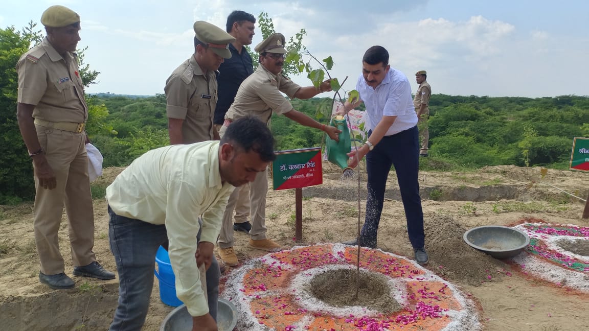 औरैया में प्रदेश के नगर विकास राज्यमंत्री राकेश राठौर और नोडल अधिकारी डा.बलकार सिंह सचिव नमामि गंगे ने पौधेरोपित,कहा-पौधों की रक्षा करना भी जरूरी
