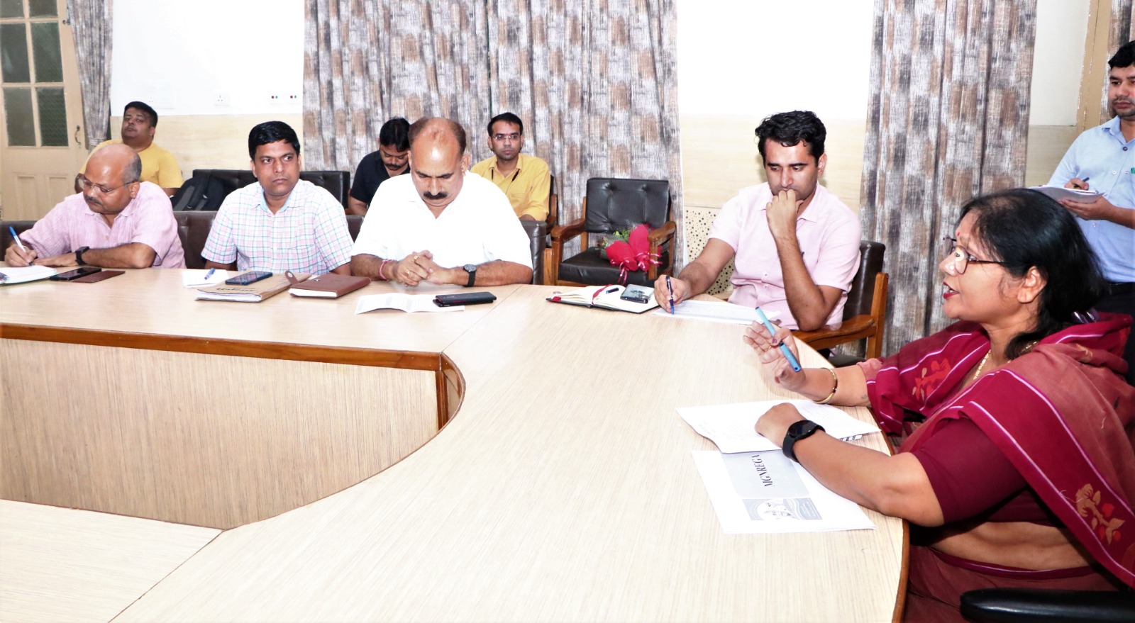 गावों में चौपाल को प्रभावी बनाए:आरजीआरएस पर शिकायतों का समय से गुणवत्तापूर्ण निस्तारण कर शिकायतकर्ता से हर हाल में फीड बैक ले:राज्यमंत्री विजय लक्ष्मी