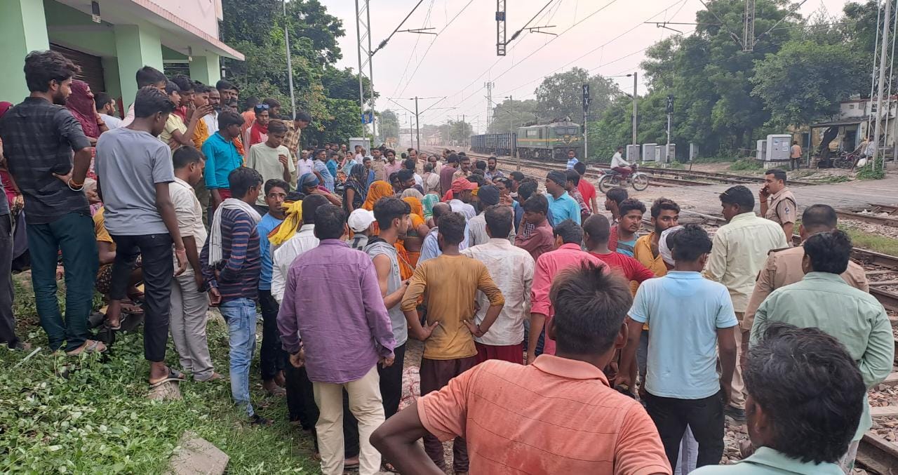 बंद रेलवे क्रासिंग पर जल्दबाजी: विक्रमशिला की चपेट में मोपेड सवार सेवानिवृत्त पीडब्ल्यूडी कर्मी की मौत