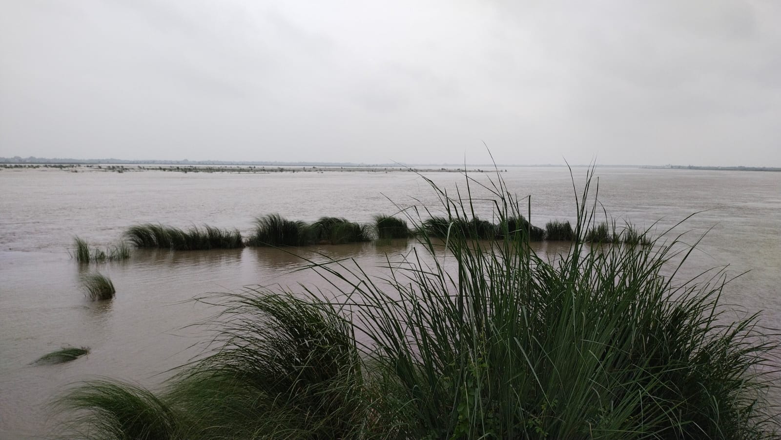 खतरे के निशान की तरफ बढ़ रही सरयू नदी:गांव की तरफ बढ़ने लगा बाढ़ का पानी,तटवासियों की बढी चिंता