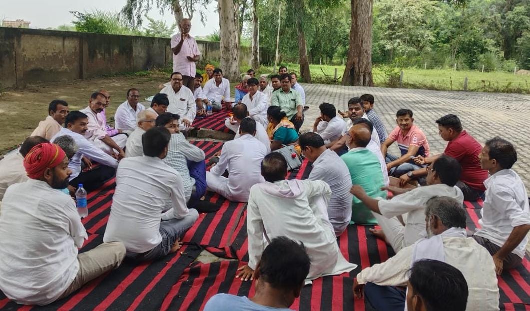 बूथ स्तर पर कमेटियां बनाते हुए अधिक से अधिक लोगो को जोड़ा जाएं:प्रमोद यादव जिलासचिव सपा