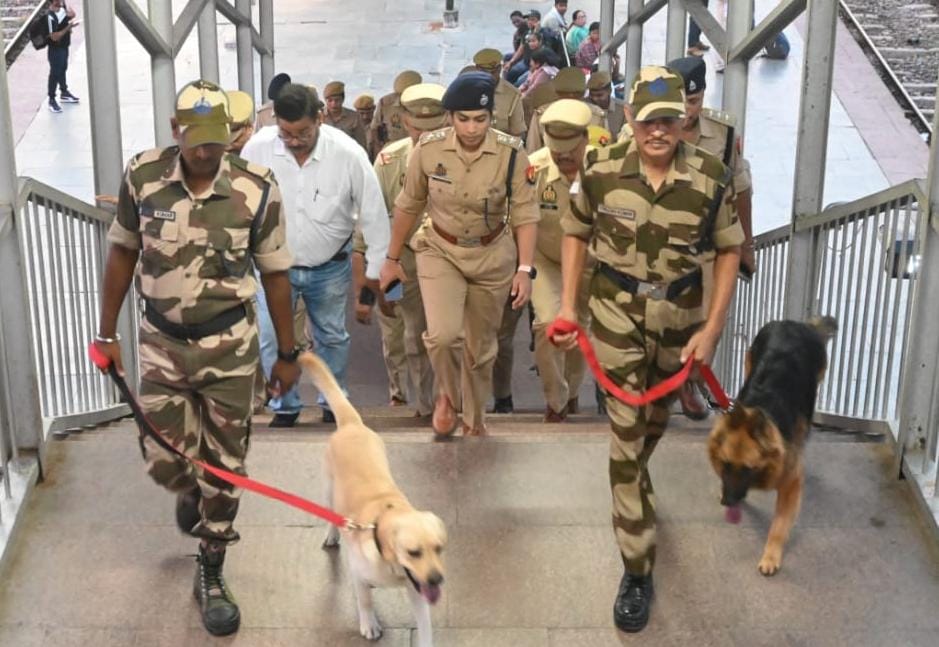 एसपी ने सुरक्षा के मद्देनजर फ्लैग मार्च निकाल दिवियापुर रेलवे स्टेशन का लिया जायजा 