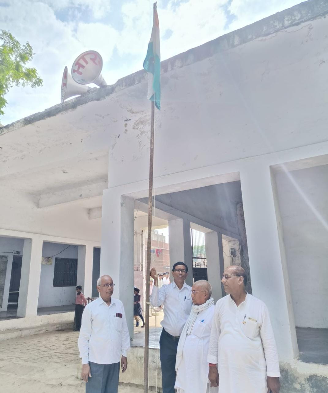 बलिदानियों को किया याद:देहाती इंटर कालेज में धूमधाम से मनाया गया आजादी का पर्व