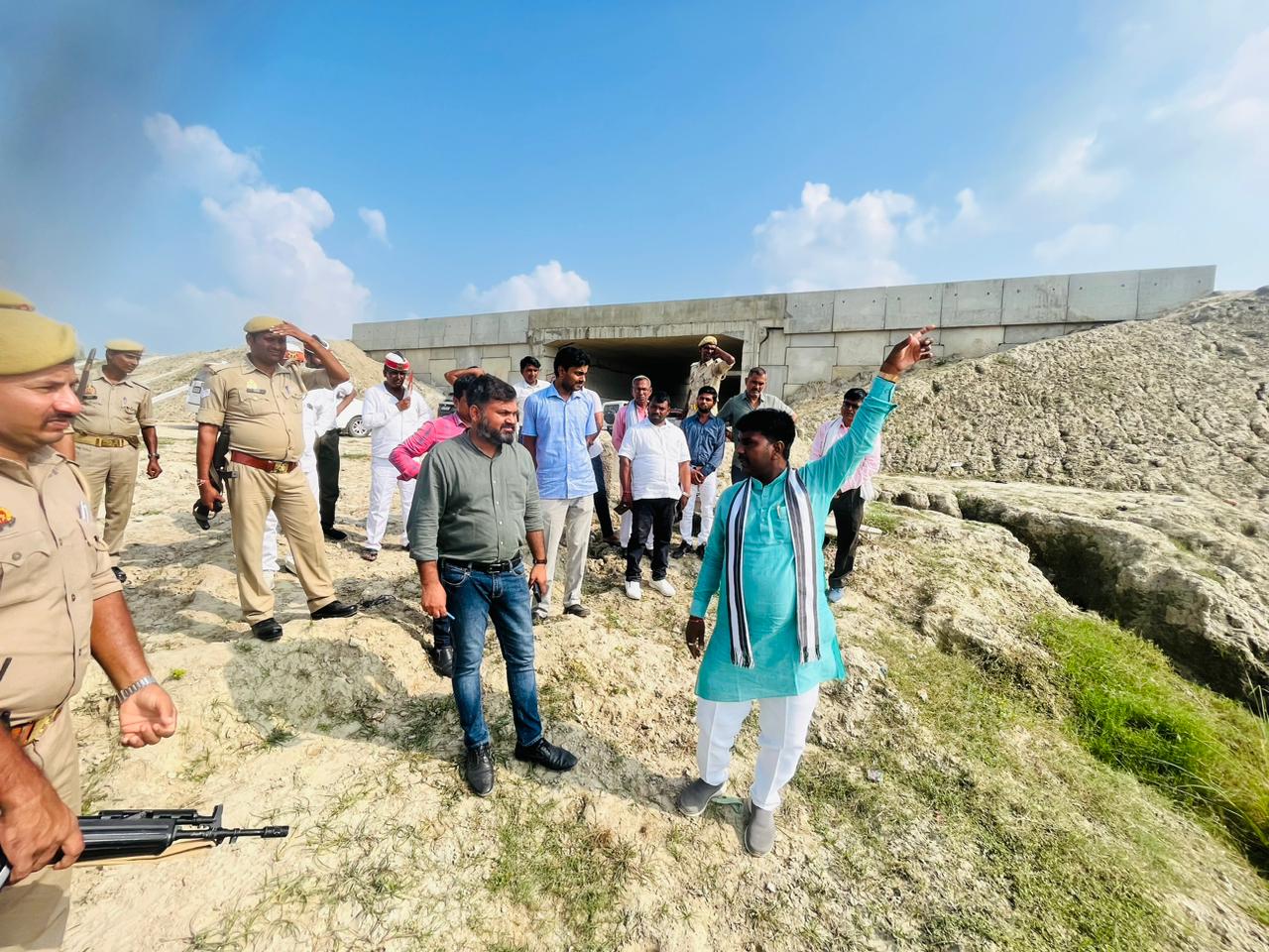 एमबीडी बंधा का मुआयना:जिलाधिकारी ने बाढ़ प्रभावित और बलिदानी के गांव पहुचंकर ग्रामीणों से हुए रूबरू