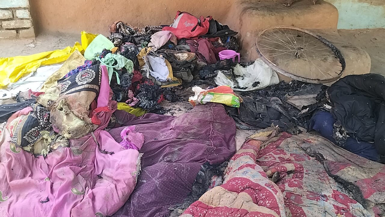बंशी गांव में श्रमिक के घर लगी आग में गृहस्थी सामान खाक भारी नुकसान